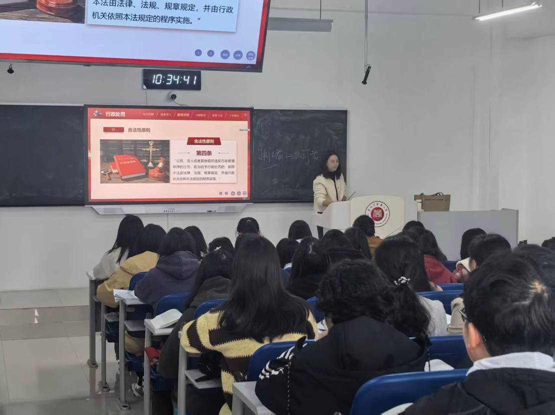 一群人在开会 AI 生成的内容可能不正确。